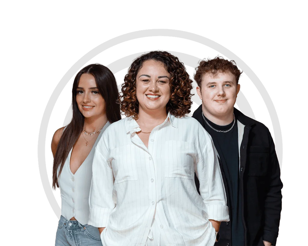 Three smiling Modo25 team members standing together against a light background with a subtle circular logo.